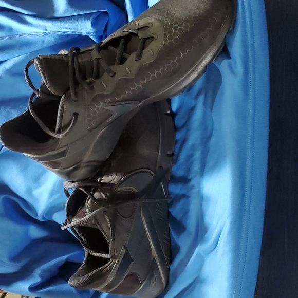 Nike athletic shoes - Picture 2 of 5